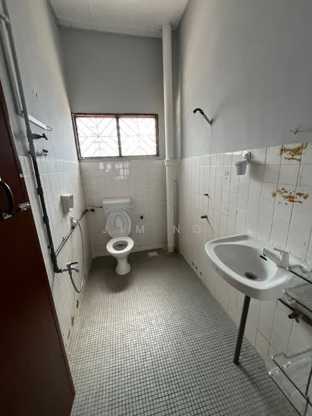 Rumah Teres 2-Tingkat untuk Dijual di Taman Johor Jaya (Johor Bahru) - Jim Ng - Bathroom - PropertyGuru.com.my