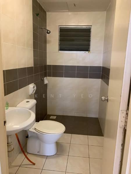 Pangsapuri untuk Dijual di Putra Suria Residence - Kent Yeo - Bathroom - PropertyGuru.com.my