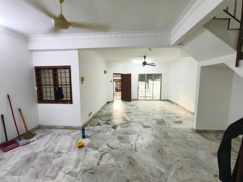 Rumah Teres 2-Tingkat untuk Dijual di Taman Wawasan (Puchong) - Junbin Low - Living Room - PropertyGuru.com.my