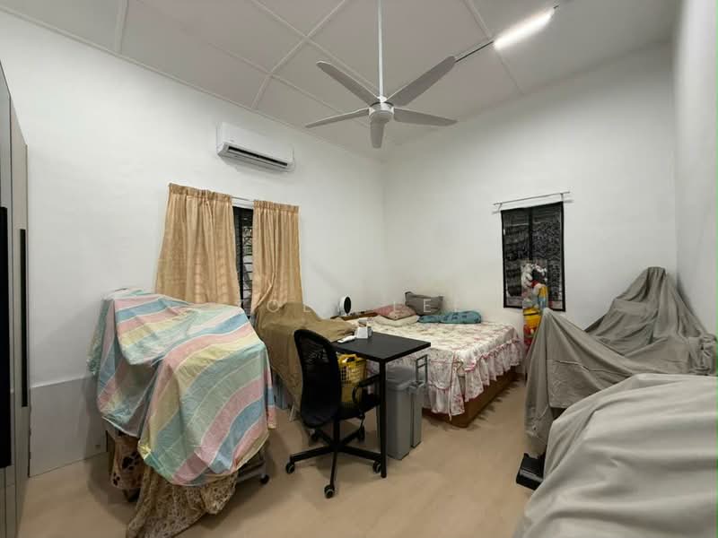 Bungalow House untuk Dijual di Taman Kebun Teh (Johor Bahru) - Zoey Lee - Bedroom - PropertyGuru.com.my