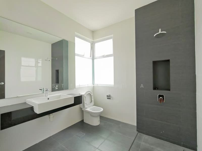 Semi-Detached House for Rent in Senibong Cove (Masai) - Stella Chia - Bathroom - PropertyGuru.com.my