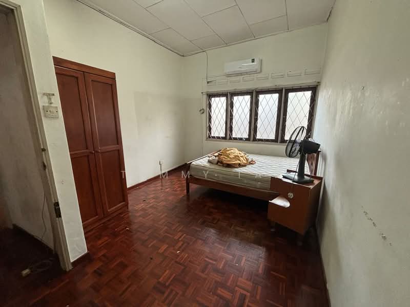 2-storey Terraced House for Rent in Taman Pelangi (Johor Bahru) - Tommy Tai - Bedroom - PropertyGuru.com.my