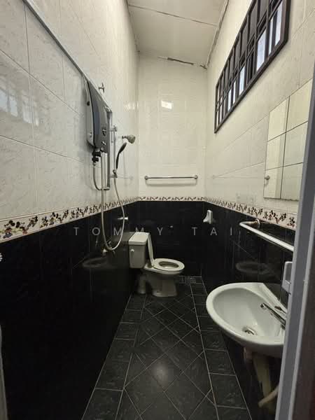 2-storey Terraced House for Rent in Taman Pelangi (Johor Bahru) - Tommy Tai - Bathroom - PropertyGuru.com.my