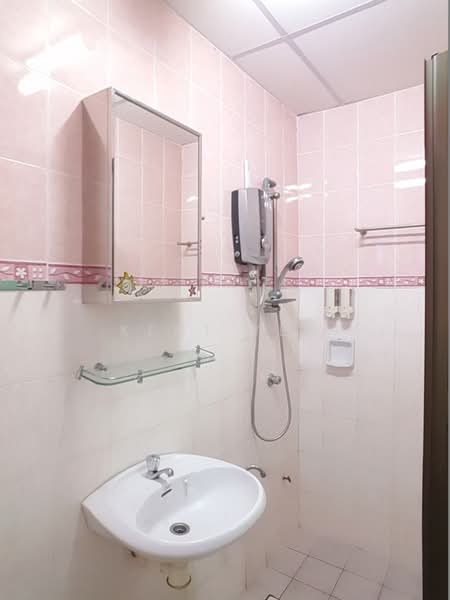 Pangsapuri untuk Dijual di Jalil Damai Apartments - Kent Yeo - Bathroom - PropertyGuru.com.my