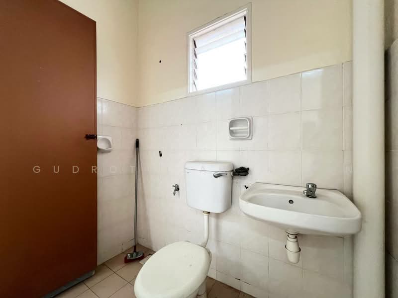 Rumah Teres 2-Tingkat untuk Dijual di Taman Putra Prima (Puchong) - Gudrotullah Ikhwan - Bathroom - PropertyGuru.com.my