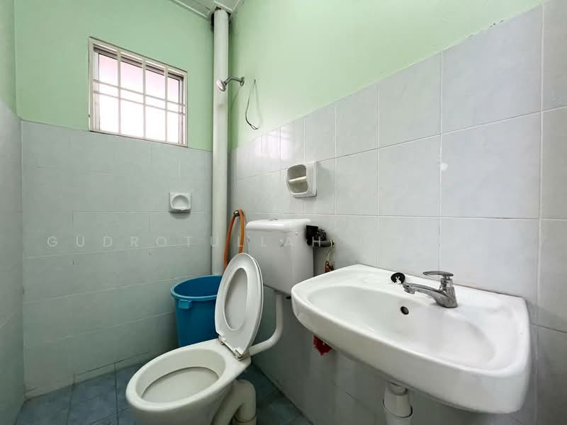 Rumah Teres 2-Tingkat untuk Dijual di Taman Putra Prima (Puchong) - Gudrotullah Ikhwan - Bathroom - PropertyGuru.com.my