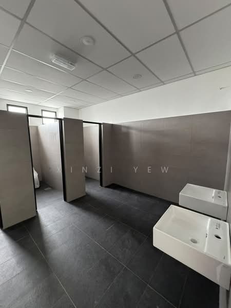 Gudang untuk Disewa di Kawasan Industri Kota Kemuning (Shah Alam) - Xinzi Yew - Bathroom - PropertyGuru.com.my