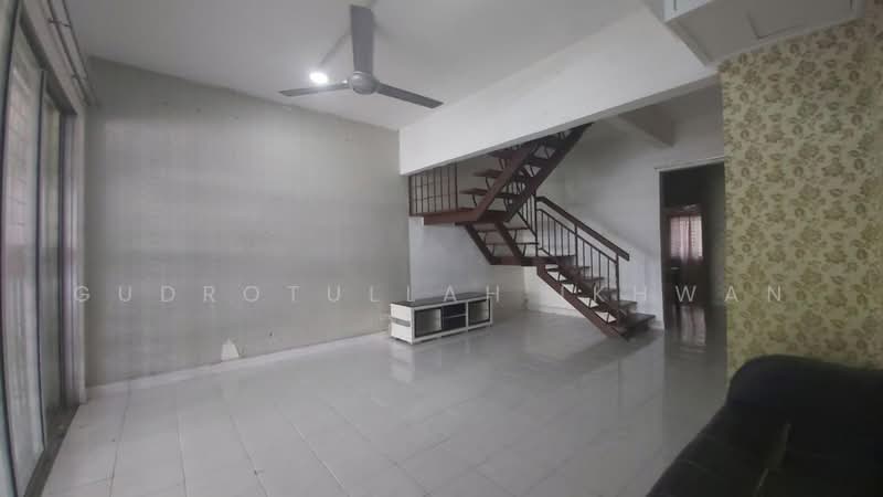 Rumah Teres 2-Tingkat untuk Dijual di Seksyen 8 (Bangi) - Gudrotullah Ikhwan - Living Room - PropertyGuru.com.my