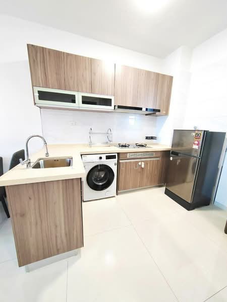 Kediaman Servis untuk Dijual di Country Garden Central Park - Lui Lui - Kitchen - PropertyGuru.com.my