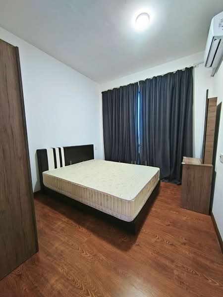 Kediaman Servis untuk Dijual di Country Garden Central Park - Lui Lui - Bedroom - PropertyGuru.com.my