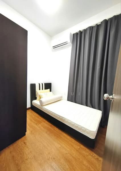 Kediaman Servis untuk Dijual di Country Garden Central Park - Lui Lui - Bedroom - PropertyGuru.com.my