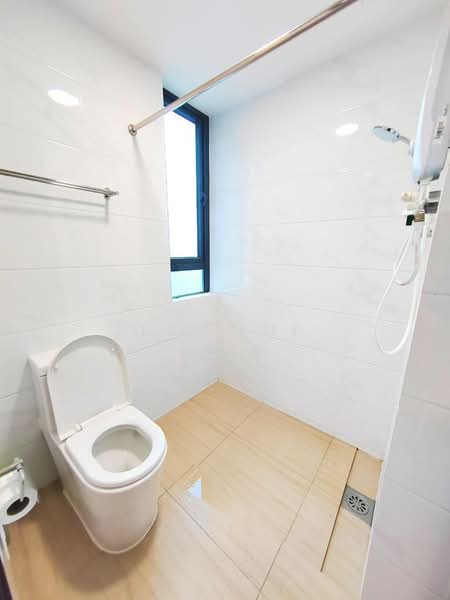 Kediaman Servis untuk Dijual di Country Garden Central Park - Lui Lui - Bathroom - PropertyGuru.com.my