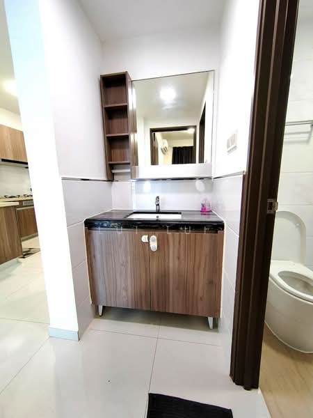 Kediaman Servis untuk Dijual di Country Garden Central Park - Lui Lui - Bathroom - PropertyGuru.com.my