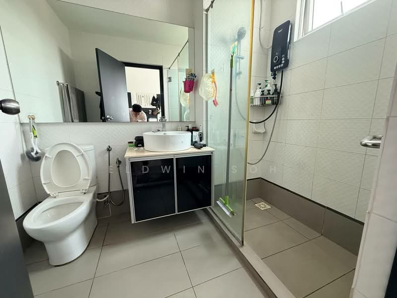 Service Residence for Sale at Seasons Amara Larkin - Eldwin Soh - Bathroom - PropertyGuru.com.my