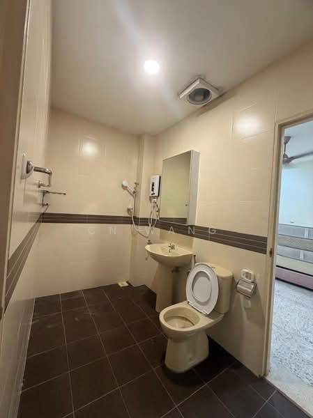 1-storey Terraced House for Rent in Taman Pelangi (Johor Bahru) - CN Wang - Bathroom - PropertyGuru.com.my