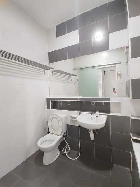 Rumah Teres 2-Tingkat untuk Disewa di Taman Setia Indah (Tebrau) - JOANNE YONG - Bathroom - PropertyGuru.com.my