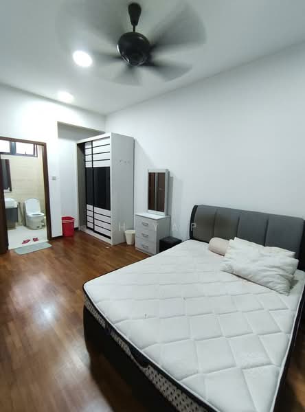 Kediaman Servis untuk Disewa di Crescent Bay Suites (Teluk Bayu) - JH Yap - Bedroom - PropertyGuru.com.my
