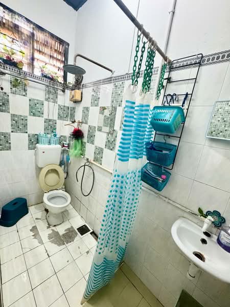 Rumah Teres 2-Tingkat untuk Dijual di Taman Wangsa Melawati (Setapak) - Ahmad Muslim - Bathroom - PropertyGuru.com.my