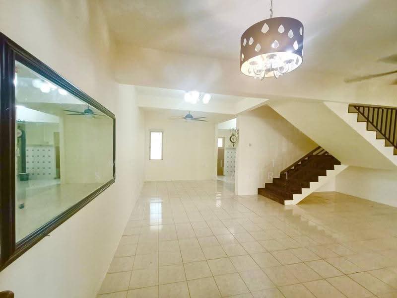 2-storey Terraced House for Sale in Bandar Bukit Mahkota (Bangi) - Mohd Aizat Saiful Bahri - Living Room - PropertyGuru.com.my