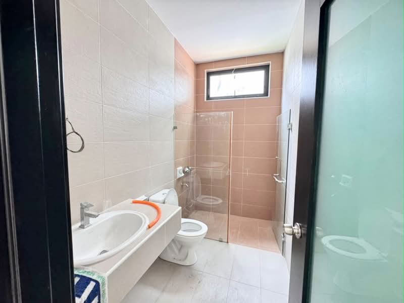 Rumah Berkembar untuk Dijual di Taman Kempas Utama (Tebrau) - Yik Tat - Bathroom - PropertyGuru.com.my