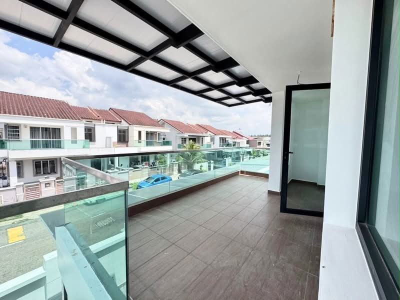 Rumah Berkembar untuk Dijual di Taman Kempas Utama (Tebrau) - Yik Tat - Balcony - PropertyGuru.com.my