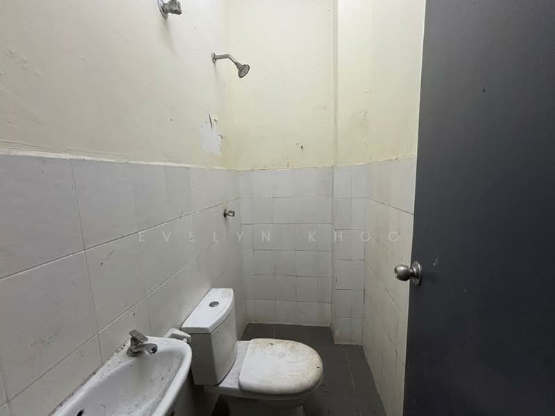 Rumah Teres 3-Tingkat untuk Dijual di Taman Rawang Tin (Rawang) - Evelyn Khoo - Bathroom - PropertyGuru.com.my