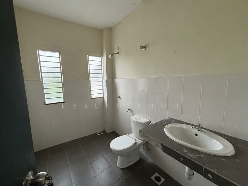 Rumah Teres 3-Tingkat untuk Dijual di Taman Rawang Tin (Rawang) - Evelyn Khoo - Bathroom - PropertyGuru.com.my