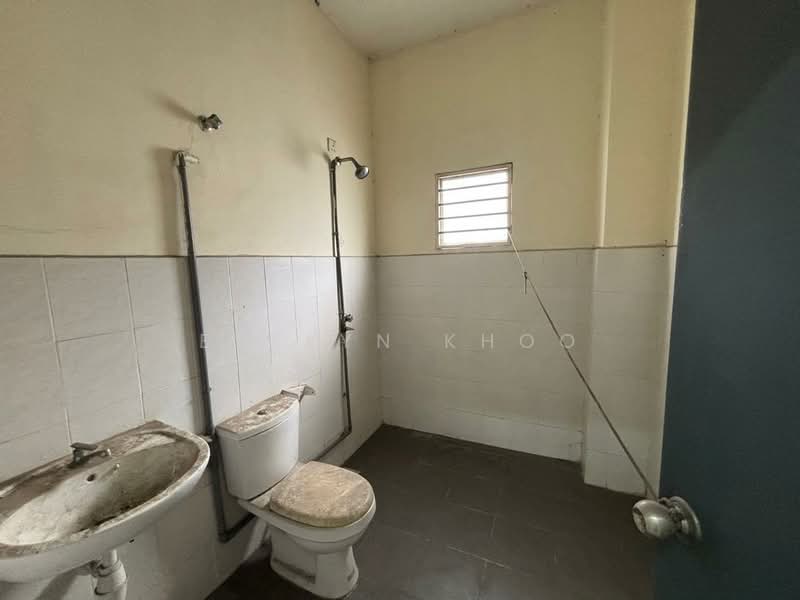 Rumah Teres 3-Tingkat untuk Dijual di Taman Rawang Tin (Rawang) - Evelyn Khoo - Bathroom - PropertyGuru.com.my