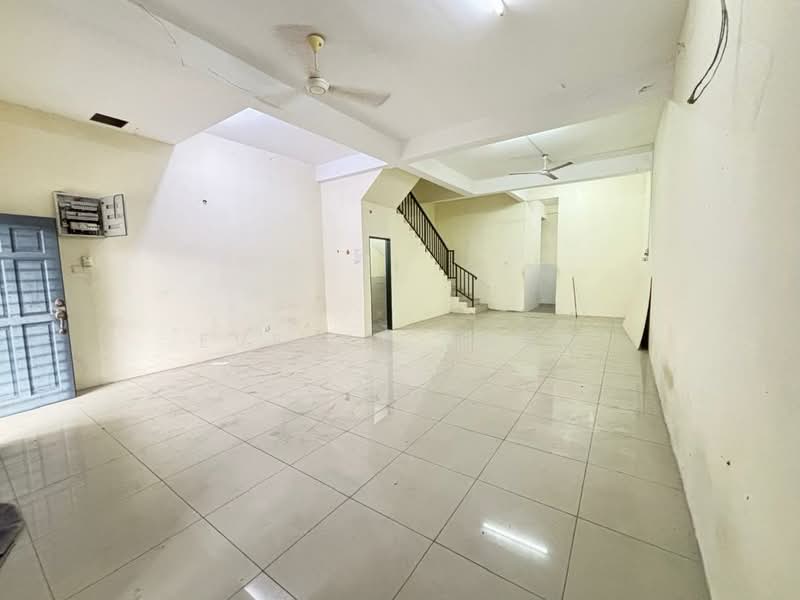 3-storey Terraced House for Rent in Taman Rawang Tin (Rawang) - Evelyn Khoo - Living Room - PropertyGuru.com.my