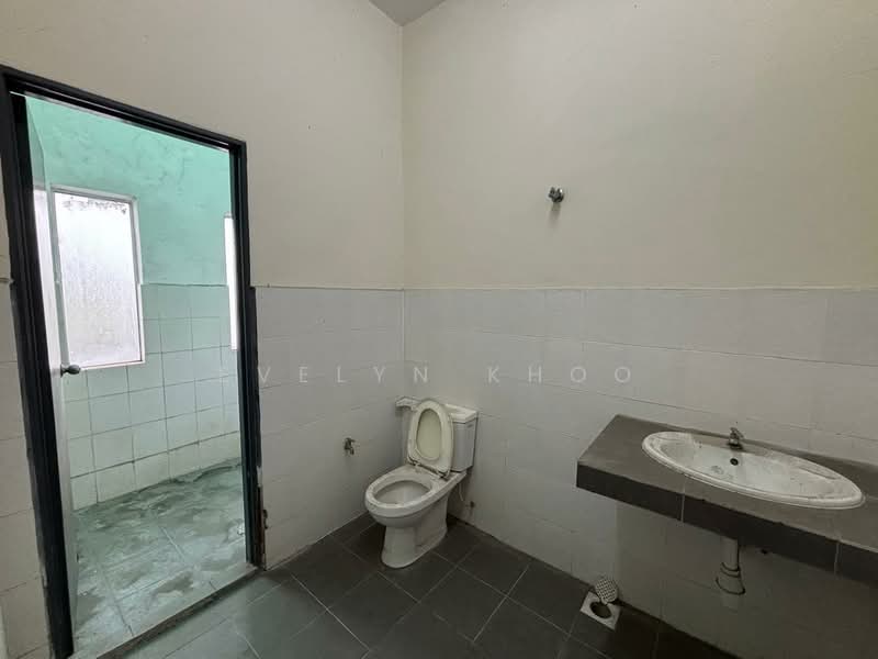 3-storey Terraced House for Rent in Taman Rawang Tin (Rawang) - Evelyn Khoo - Bathroom - PropertyGuru.com.my