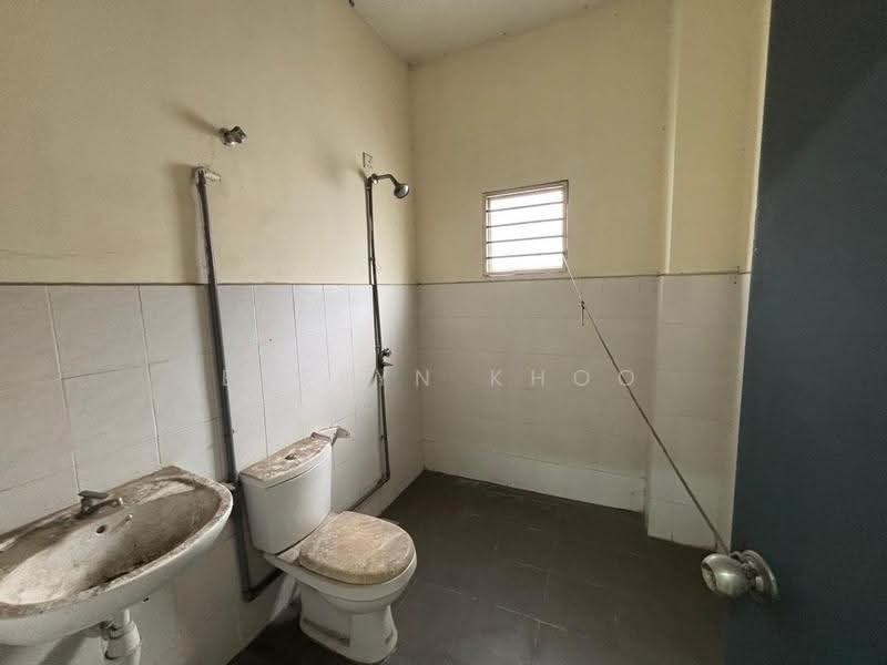 3-storey Terraced House for Rent in Taman Rawang Tin (Rawang) - Evelyn Khoo - Bathroom - PropertyGuru.com.my