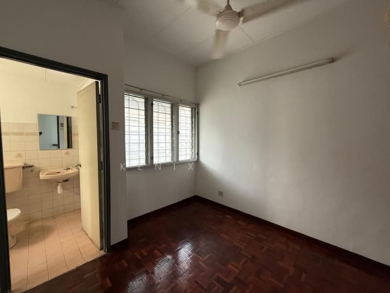 Rumah Teres 2-Tingkat untuk Dijual di Usj 3 (Subang Jaya) - Kenix Lee - Bathroom - PropertyGuru.com.my