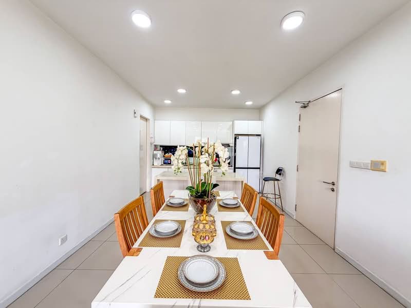 Kondominium untuk Dijual di Paragon 3 - Izzat Zamros - Dining Room - PropertyGuru.com.my