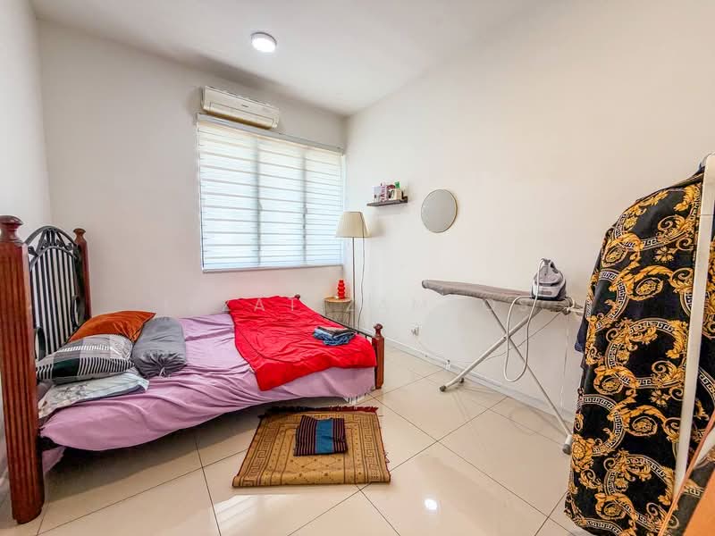 Kondominium untuk Dijual di Paragon 3 - Izzat Zamros - Bedroom - PropertyGuru.com.my