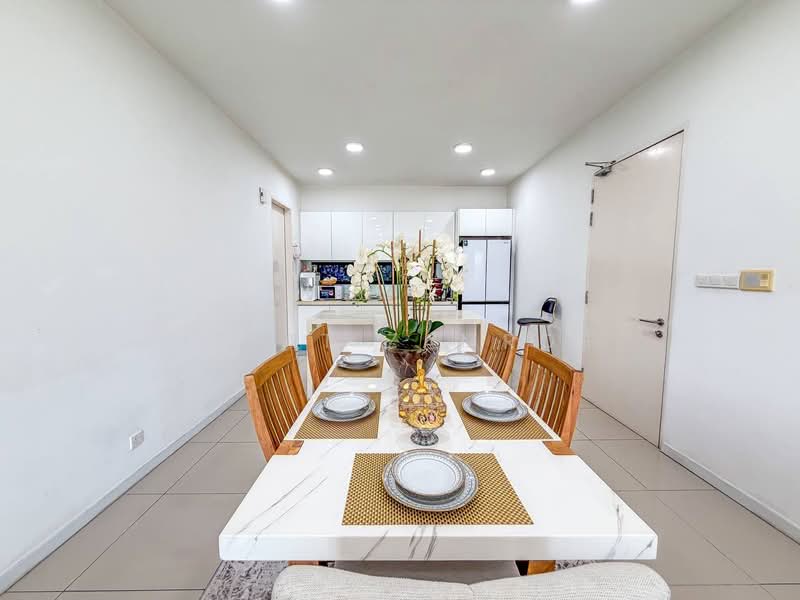 Kondominium untuk Dijual di Paragon 3 - Izzat Zamros - Dining Room - PropertyGuru.com.my