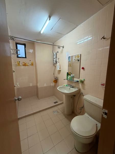 Pangsapuri untuk Dijual di Kempas Apartment - Ryan Swe - Bathroom - PropertyGuru.com.my
