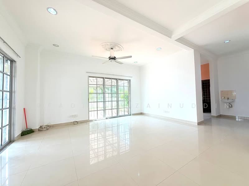 Rumah Berkembar untuk Dijual di Bukit Bandaraya (Shah Alam) - NORFADILAH ZAINUDDIN - Living Room - PropertyGuru.com.my