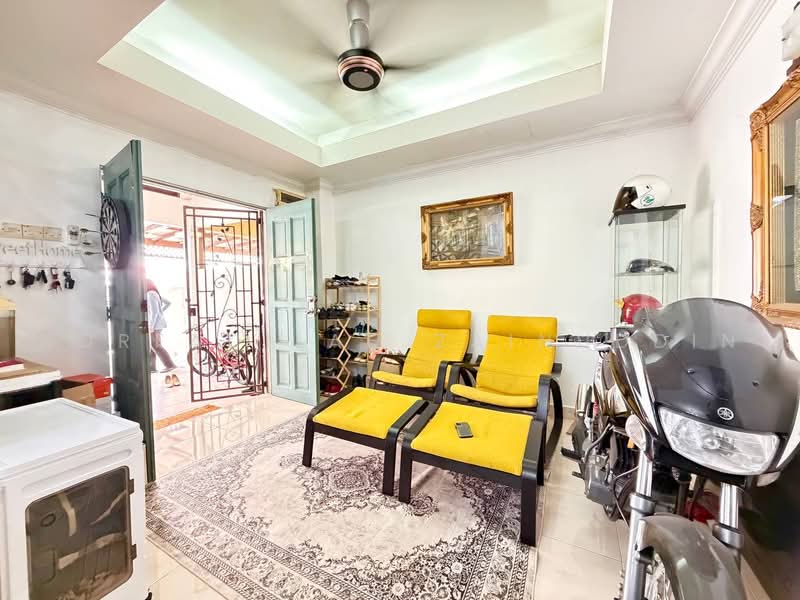 2-storey Terraced House for Sale in Seksyen 33 (Shah Alam) - NORFADILAH ZAINUDDIN - Living Room - PropertyGuru.com.my