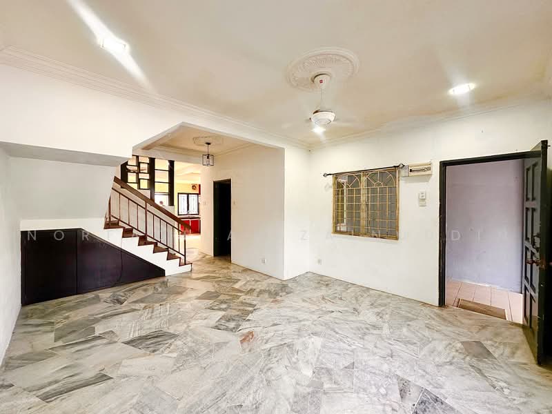 2-storey Terraced House for Sale in Sungai Buloh (Selangor) - NORFADILAH ZAINUDDIN - Living Room - PropertyGuru.com.my