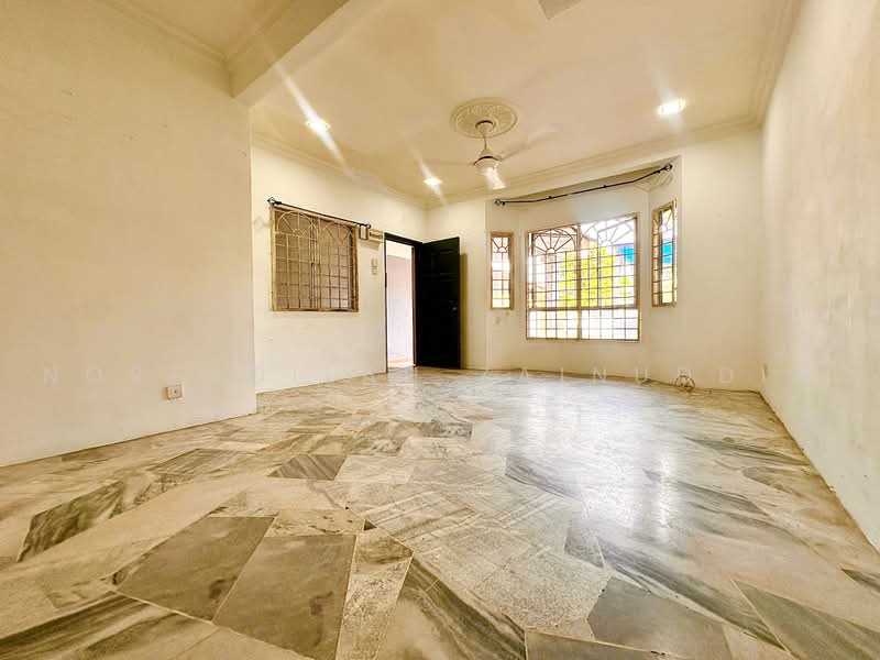 2-storey Terraced House for Sale in Sungai Buloh (Selangor) - NORFADILAH ZAINUDDIN - Living Room - PropertyGuru.com.my
