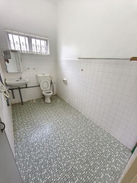 Rumah Berkembar untuk Dijual di Taman Nong Chik (Johor Bahru) - Wallace Ang - Bathroom - PropertyGuru.com.my