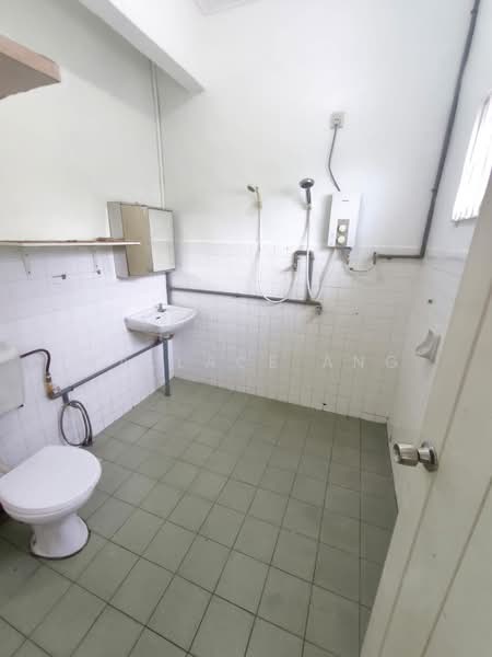 Rumah Berkembar untuk Dijual di Taman Nong Chik (Johor Bahru) - Wallace Ang - Bathroom - PropertyGuru.com.my