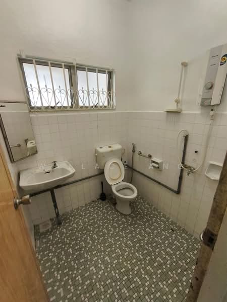 Rumah Berkembar untuk Dijual di Taman Nong Chik (Johor Bahru) - Wallace Ang - Bathroom - PropertyGuru.com.my
