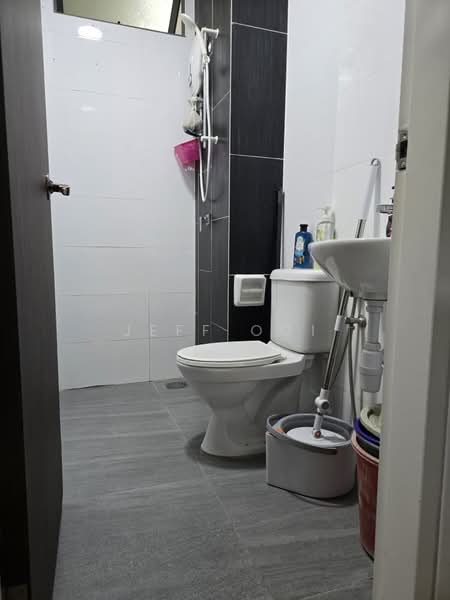Kediaman Servis untuk Dijual di Seasons Garden Residences - Jeff Ooi - Bathroom - PropertyGuru.com.my