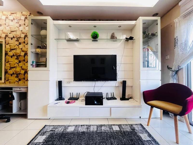 Pangsapuri untuk Dijual di Sri Ixora Apartment - Fauran Nawawi - Living Room - PropertyGuru.com.my