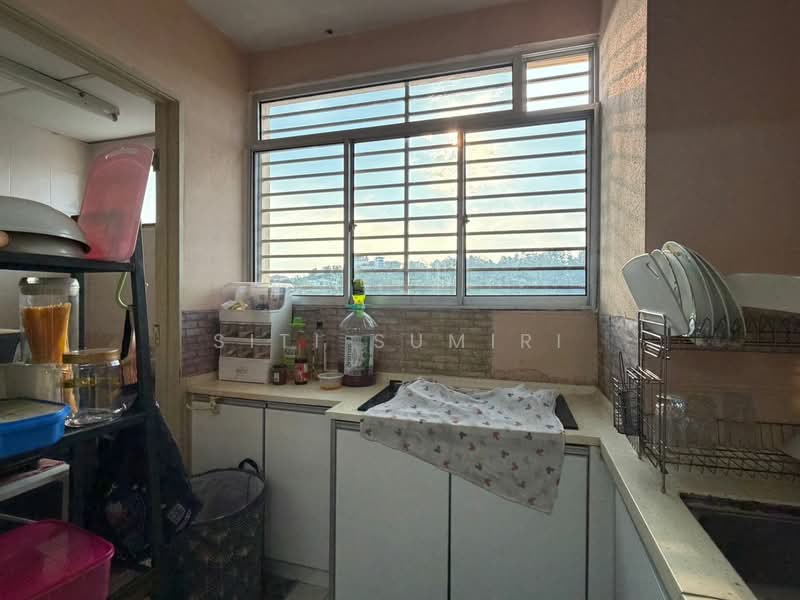 Kondominium untuk Dijual di Putra Villa - Siti Sumiri - Kitchen - PropertyGuru.com.my
