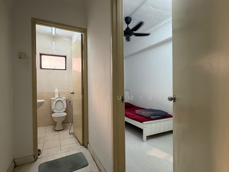Kondominium untuk Dijual di Putra Villa - Siti Sumiri - Bathroom - PropertyGuru.com.my