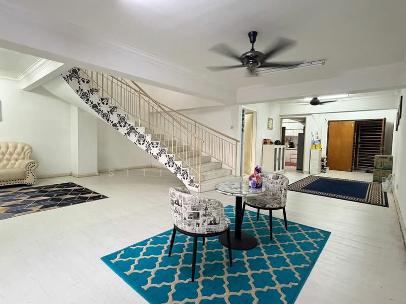 Kondominium untuk Dijual di Putra Villa - Siti Sumiri - Living Room - PropertyGuru.com.my