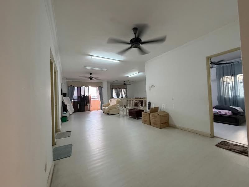 Kondominium untuk Dijual di Putra Villa - Siti Sumiri - Living Room - PropertyGuru.com.my