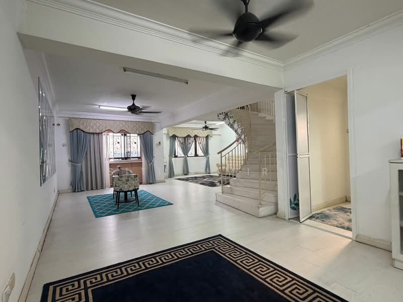 Kondominium untuk Dijual di Putra Villa - Siti Sumiri - Living Room - PropertyGuru.com.my